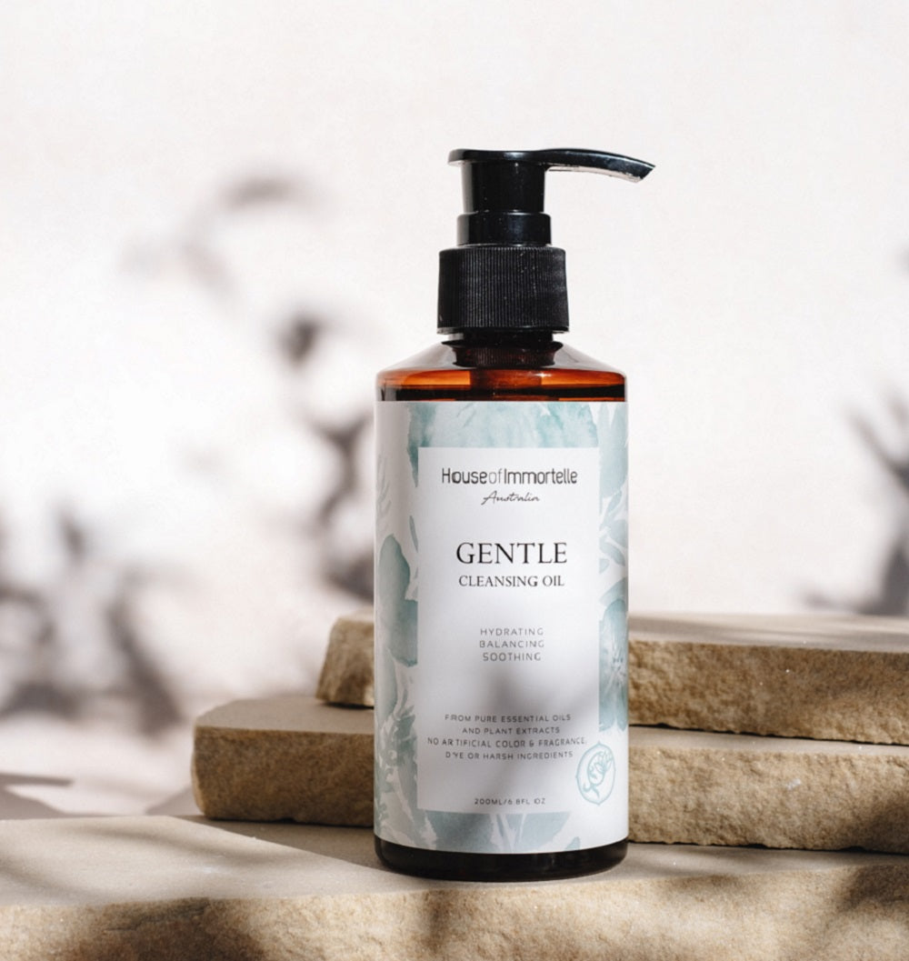 A soothing Gentle Cleansing Oil by House of Immortelle, designed to effortlessly dissolve makeup and impurities. Its nourishing formula gently cleanses while maintaining the skin’s natural moisture balance, leaving the face feeling refreshed and hydrated. Packaged in a sleek, elegant bottle for a luxurious skincare experience